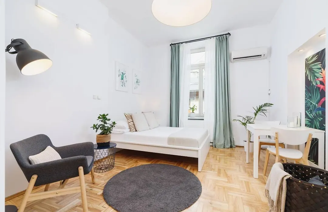 Soft Eden Studio - Ac & Private Parking - Old Town-1